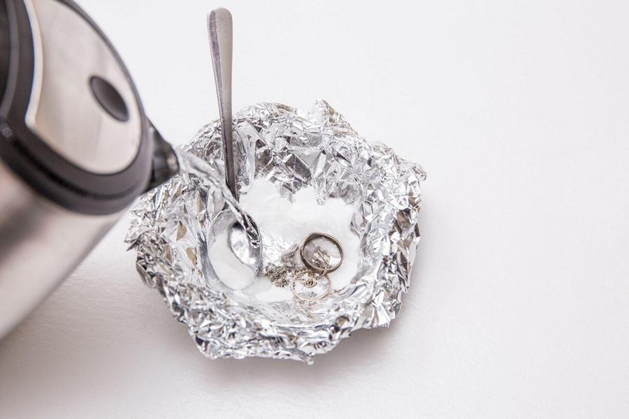 Как почистить серебряную цепочку до блеска?