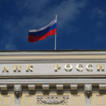 Банк России продлил на полгода ограничения на снятие наличной валюты